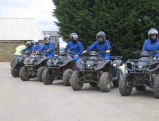  Disfrule de cuatrimoto en bicicleta con amigos 